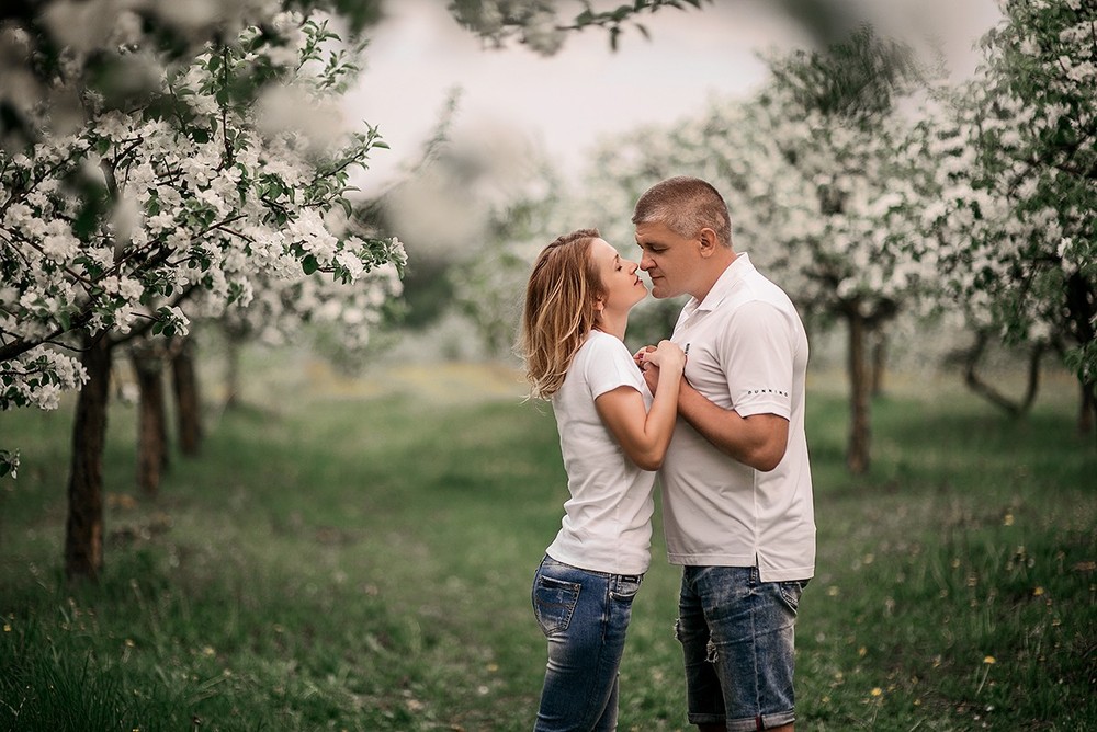 Семейные фотосессии - Марина с семьёй в цветущих садах