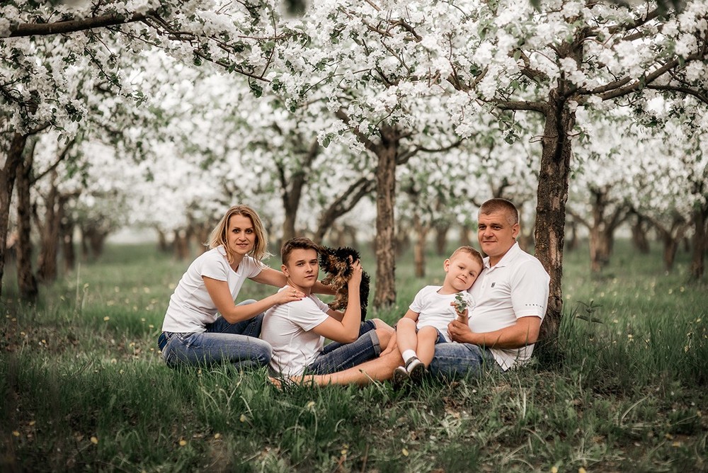 Семейные фотосессии - Марина с семьёй в цветущих садах