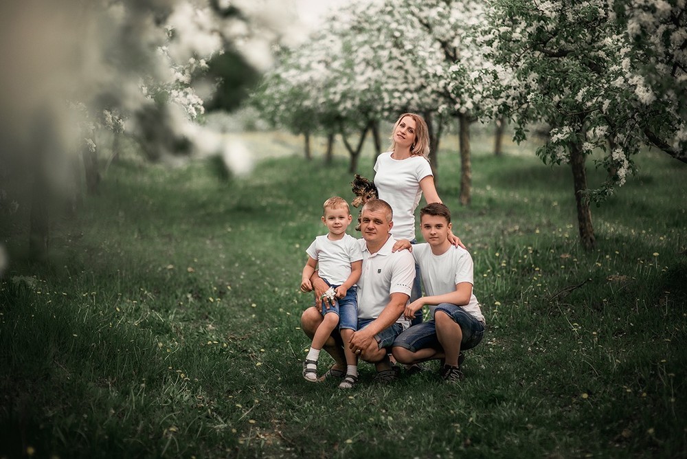 Семейные фотосессии - Марина с семьёй в цветущих садах