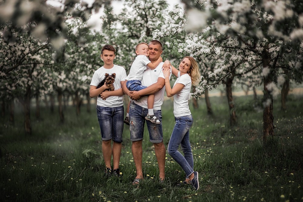 Семейные фотосессии - Марина с семьёй в цветущих садах