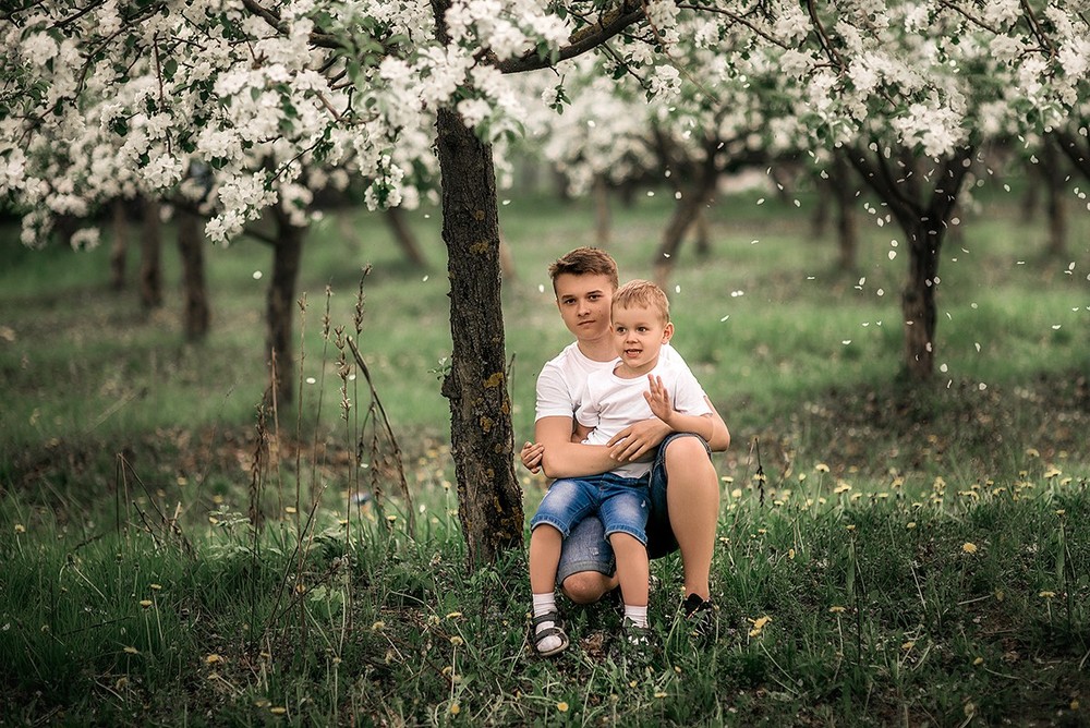 Семейные фотосессии - Марина с семьёй в цветущих садах