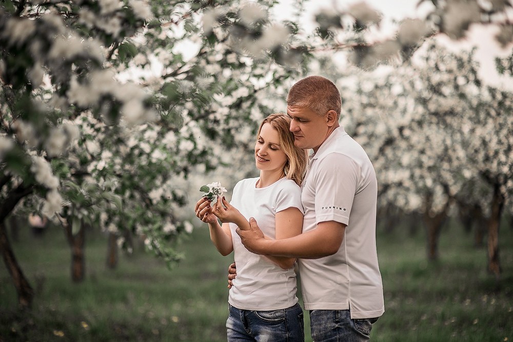 Семейные фотосессии - Марина с семьёй в цветущих садах