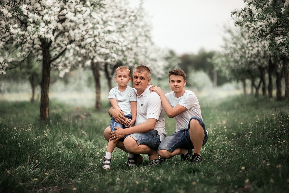 Семейные фотосессии - Марина с семьёй в цветущих садах