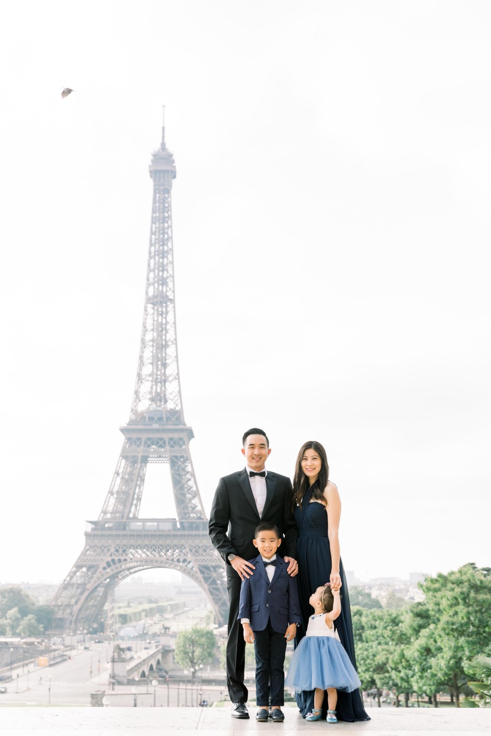 Black-tie family session in Paris