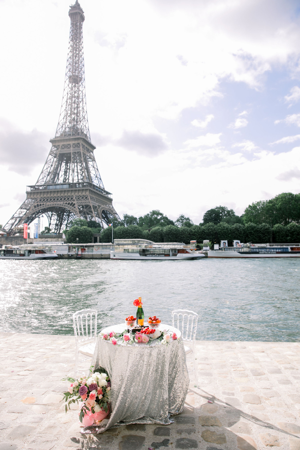 Romantic proposal in Paris