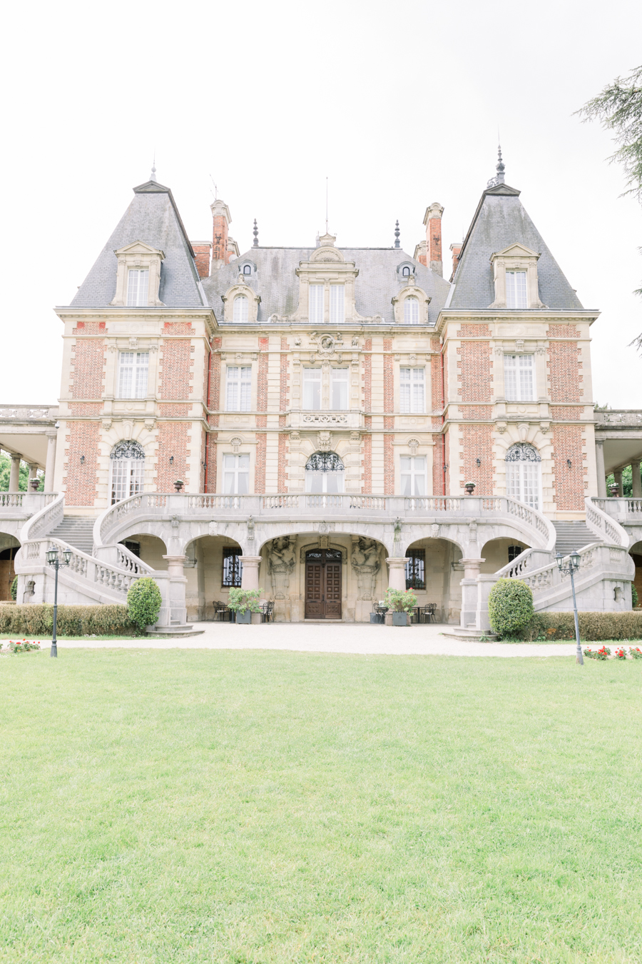 Chateau Bouffémont Paris wedding venue by Daria Lorman Photography