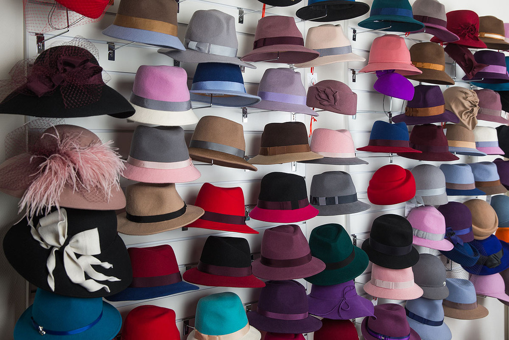 Hat shop. Выкладка головных уборов. Коллекция шляп. Садовод шляпы женские. Бутик головных уборов.