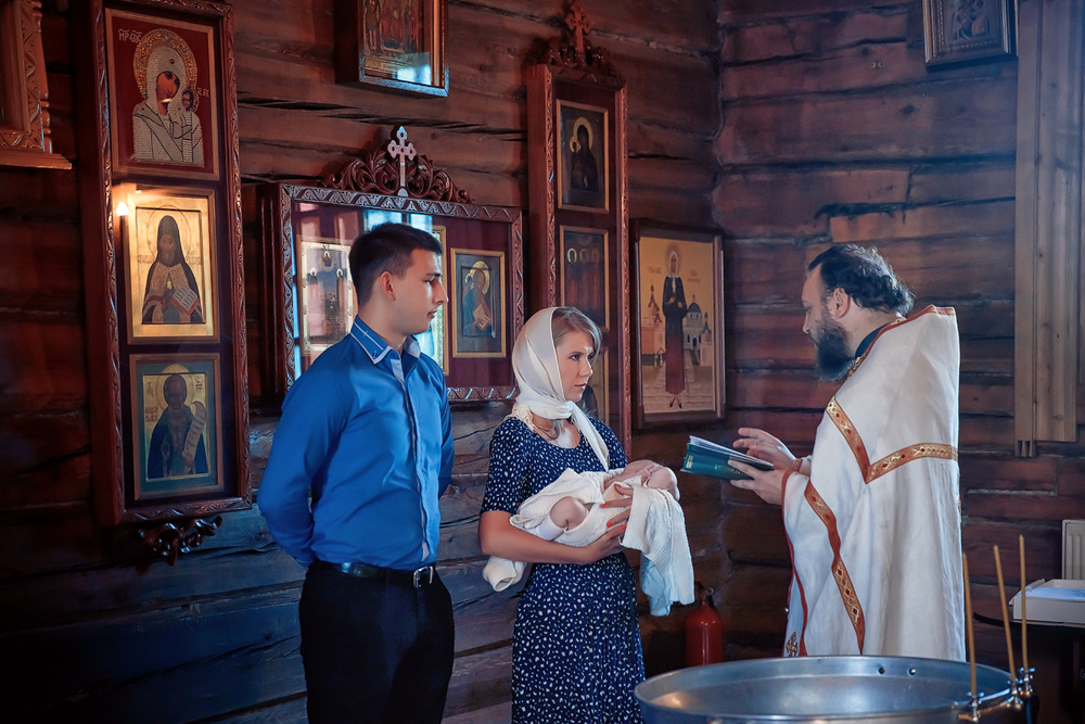Как происходит крещение новорожденного и что нужно купить для крещения?