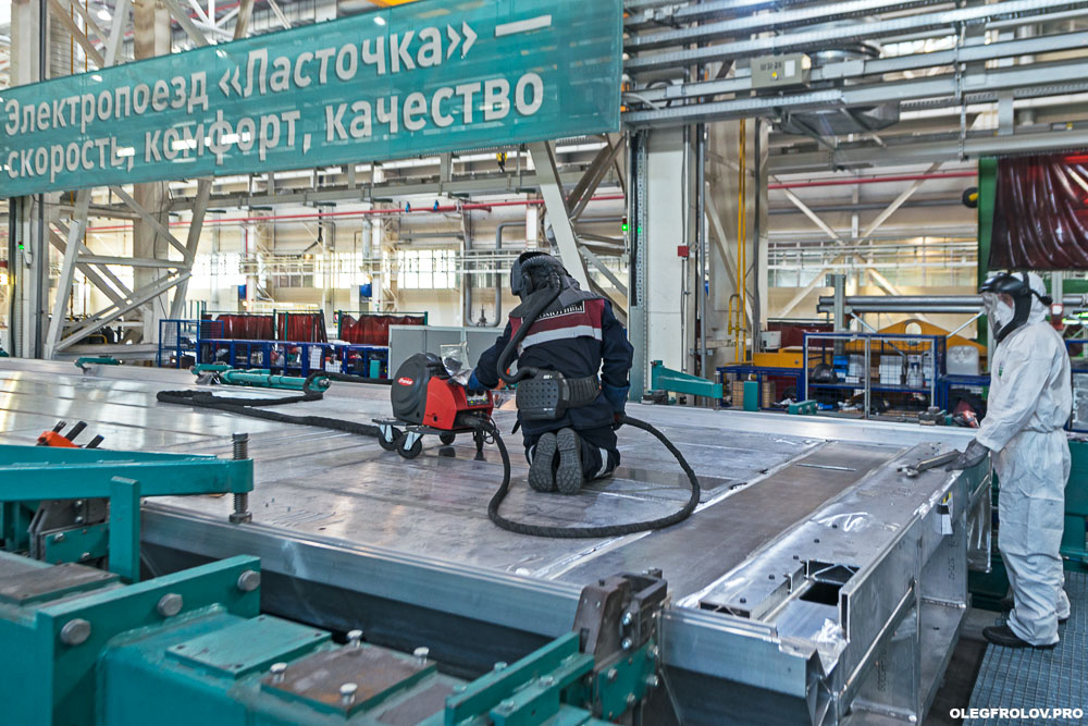 Производство скоростных поездов Ласточка компании Siemens, Моторвагонное депо скоростных поездов Ласточка, промышленный репортаж с предприятия, вагоностроительный завод в Екатеринбурге, железнодорожный транспорт, скоростные поезда, железная дорога,  Промышленная фотосъемка завода Уральские локомотивы, железнодорожный транспорт, локомотив, электричка, Ласточка, поезд, железная дорога, производство поездов, производство локомотивов, репортаж на заводе, Екатеринбург, поезда сименс, поезда ласточка, скоростной поезд, рекламная фотосъемка поезда, подвижной состав, сборочный конвейер, сборка проездов, вагоны сименс, вагоны ласточка,  новые поезда, фотосъемка поездов, промышленный фотограф Екатеринбурга, Промышленный репортаж, Производственный репортаж, Репортажно-постановочная фотосъёмка на производстве, постановочная фотосъемка промышленности, промышленный фотограф, промышленная съемка, промышленная аэросъемка, промышленная фотография, промышленность, фотограф промышленности, фотограф промышленных объектов, фотосъемка рабочего процесса, фотосъемка завода, аэросъемка атомной станции, аэросъемка промышленно предприятия, промышленная съемка строительного объекта,   