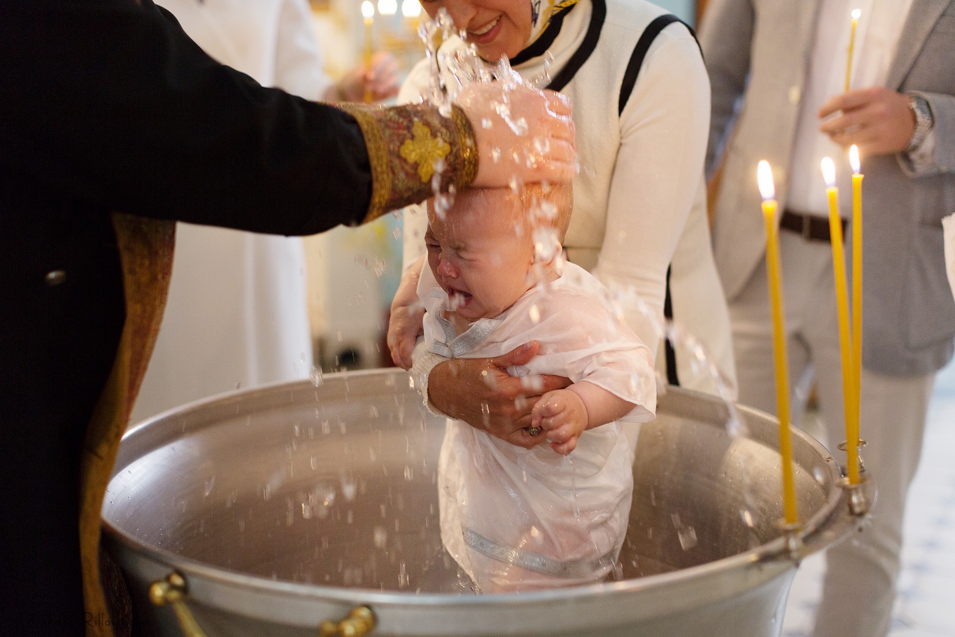 Что делает крестная во время крещения. Крещение фотосессия. Крещение в церкви. Крестины ребенка. Крещение младенца.