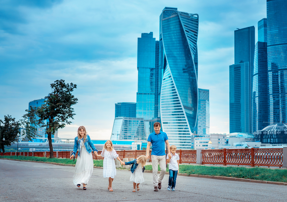 Счастливая семья в городе