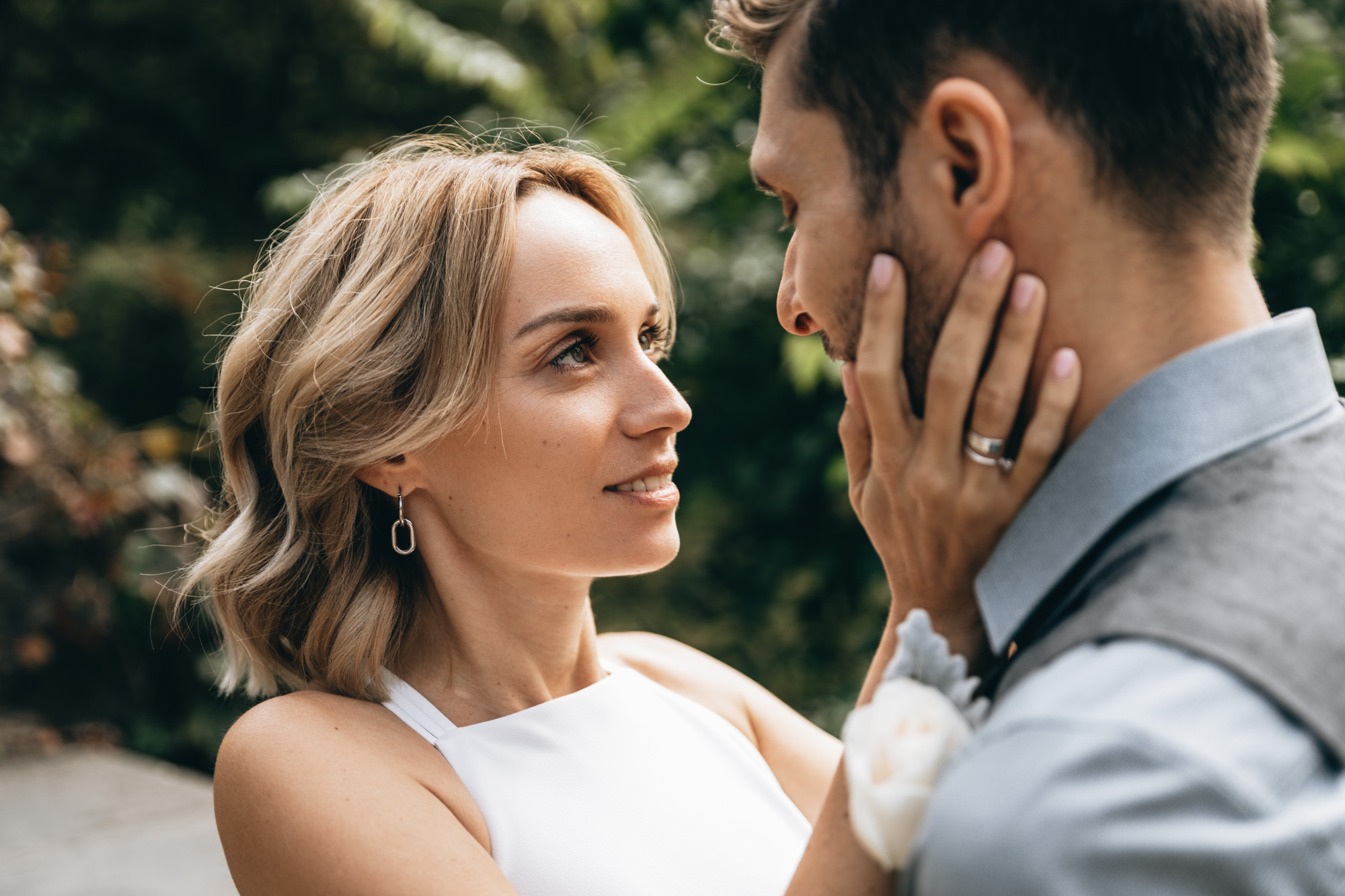 Portrait of a bride and groom on their elopement day in Central Park, Manhattan, NY