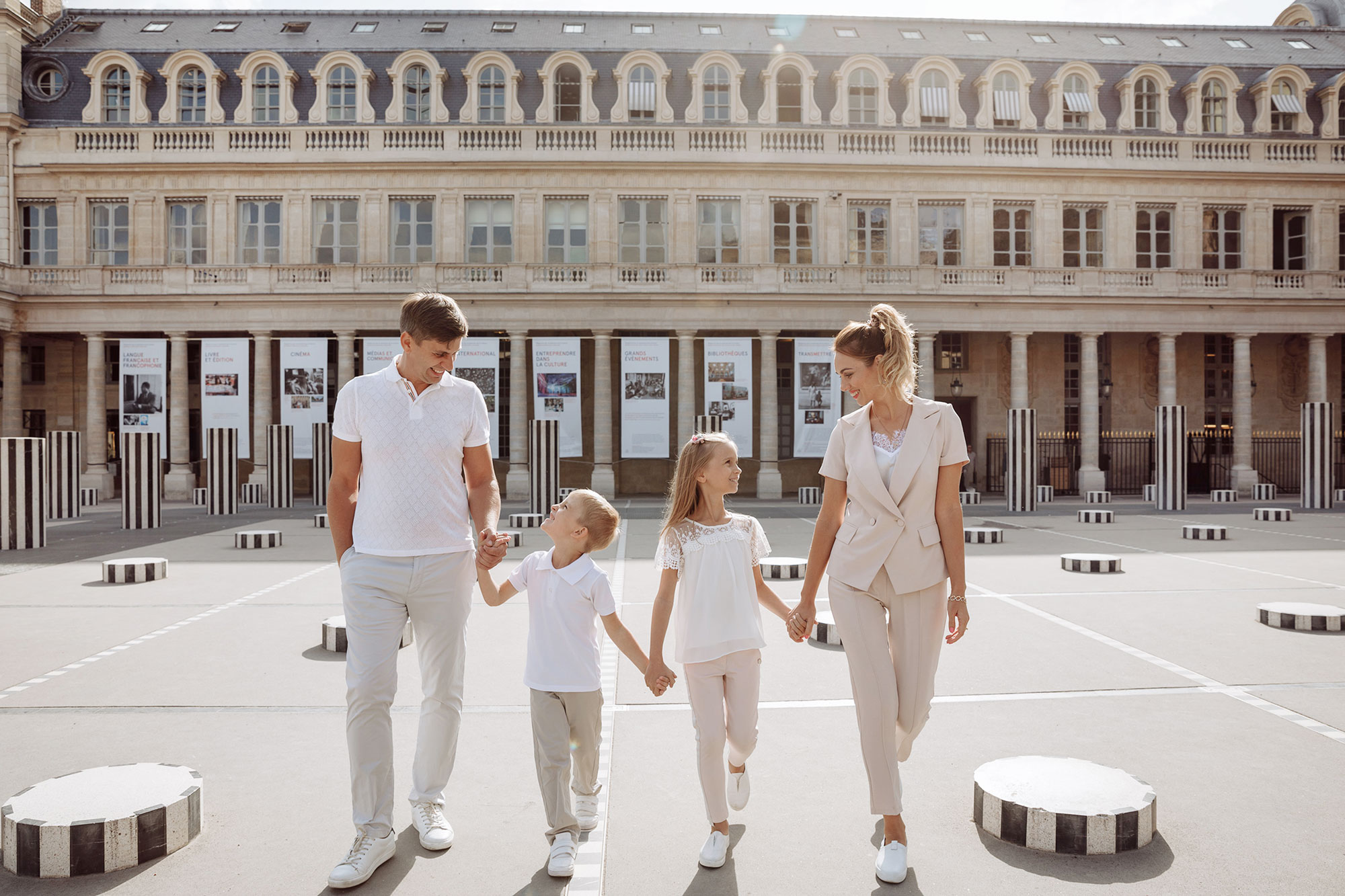 Family in paris. Семья в Париже. Картинки женщина с семьей в Париже.