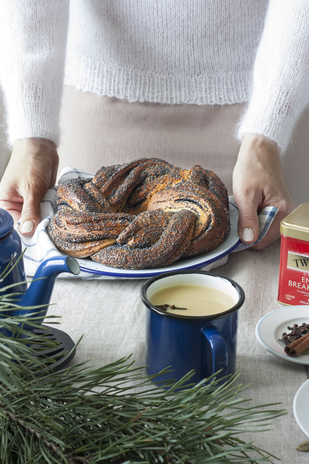 Brioche wreath, плетеное кольцо с маком