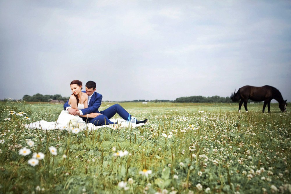 pulmafoto pulmad pruut ja peigmees piknikul