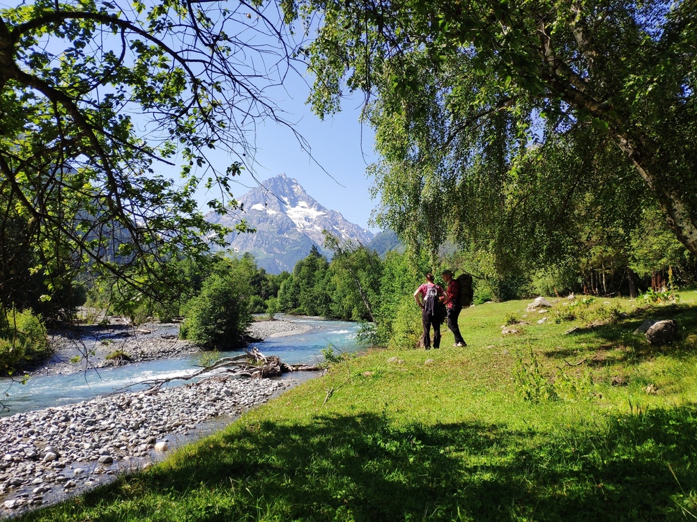 Поддержка местных сообществ и бизнесов