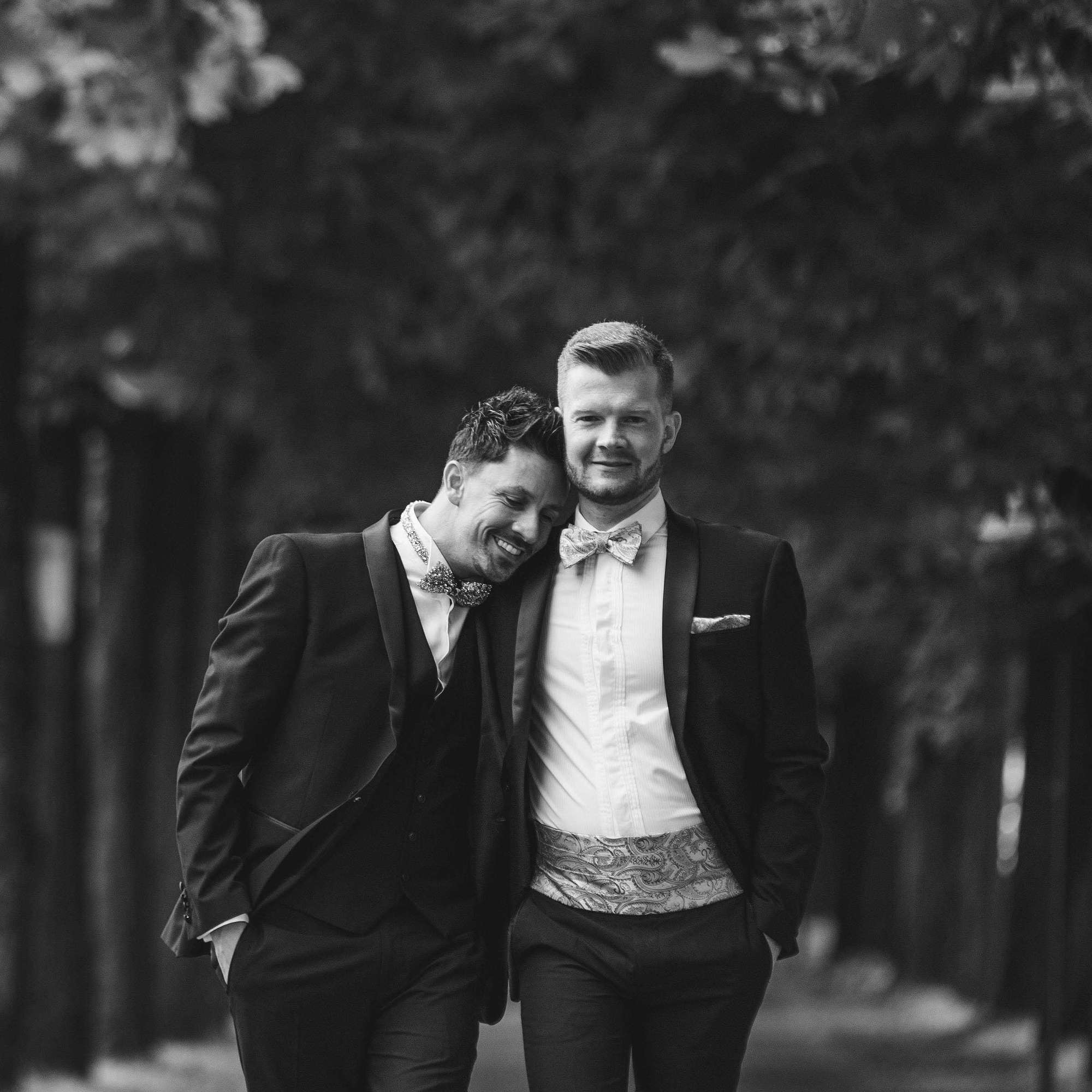LGBT photographer France - Just married gay couple eloped in Paris - PhilArty