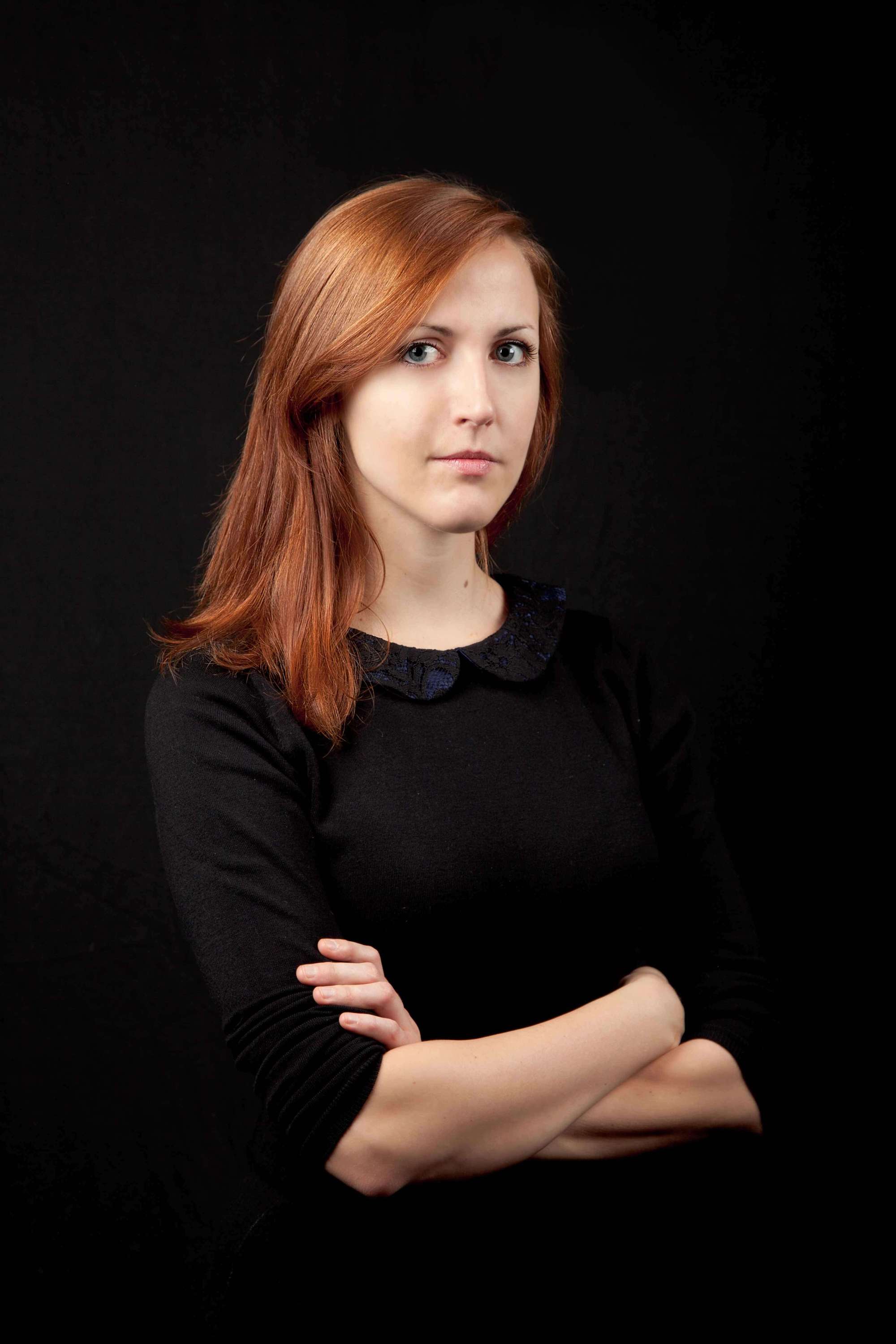 Professional portrait photographer Paris - Gorgeous headshot of a lawyer ginger lady on a black background