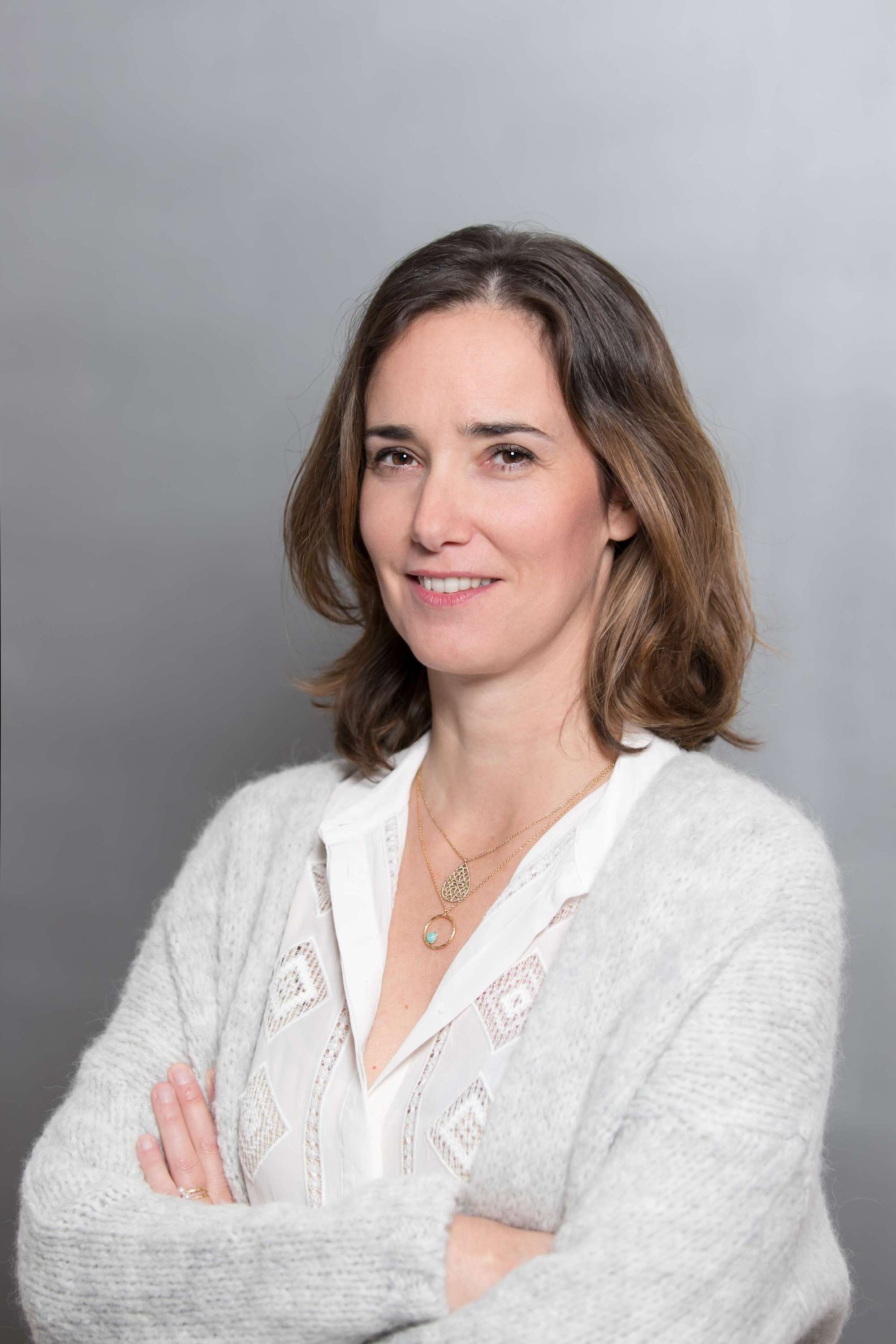 Corporate headshot of a beautiful lady with her hands crossed - Paris Portrait photographer - PhilArty