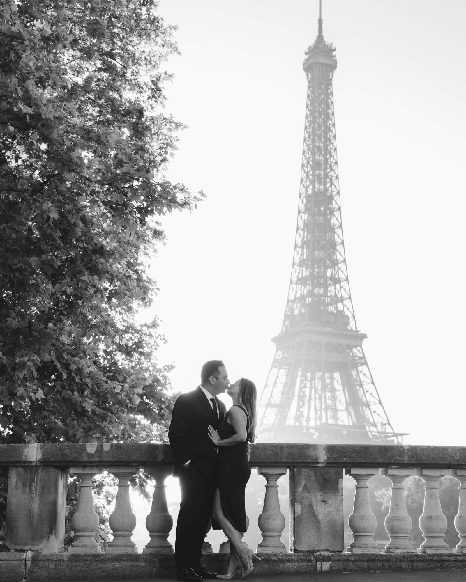 engagement_photographer_paris_france_couple kissing at the Eiffel Tower in paris_PhilArty