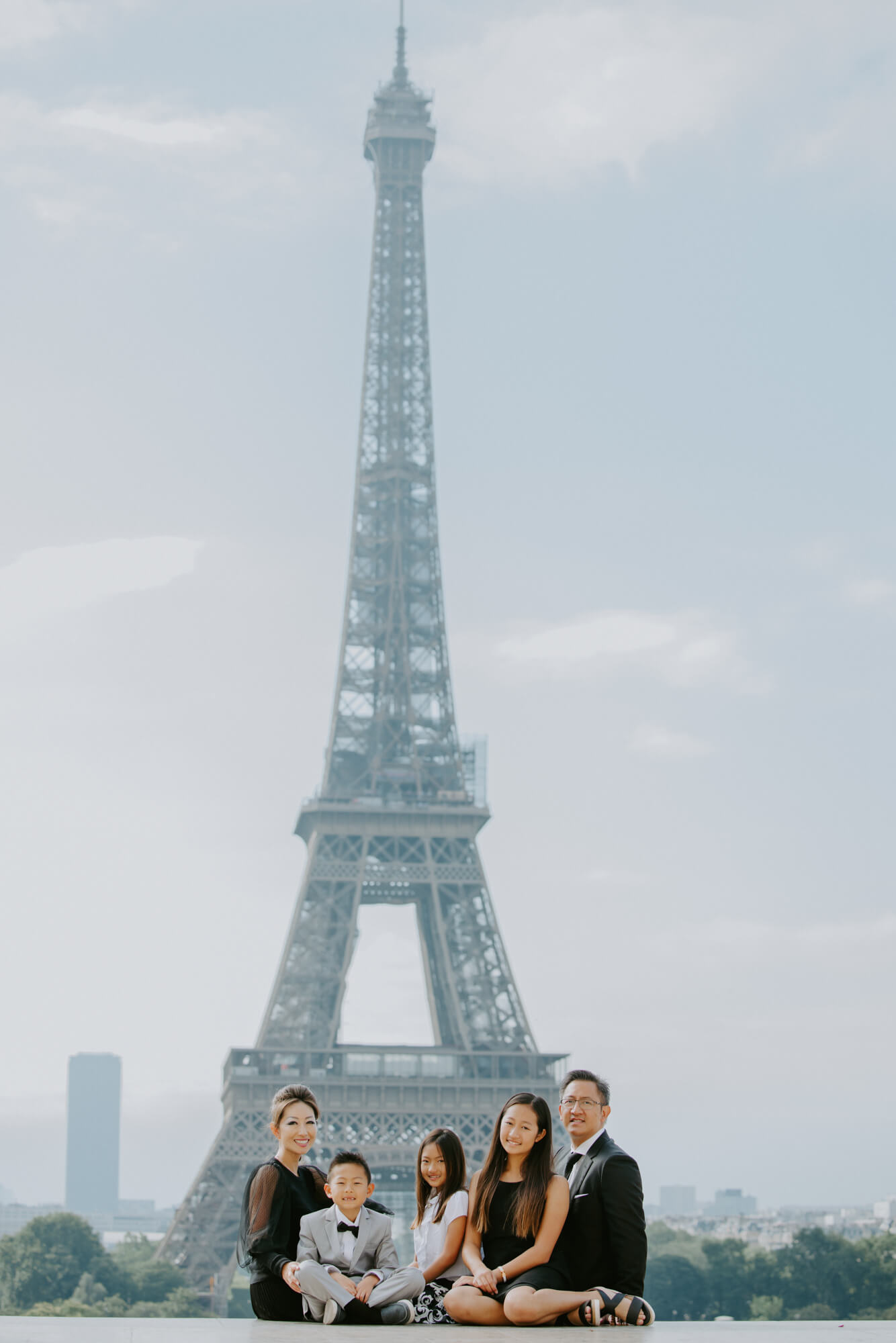 family_photographer_paris_france_family sitting at the Eiffel Tower in paris_PhilArty