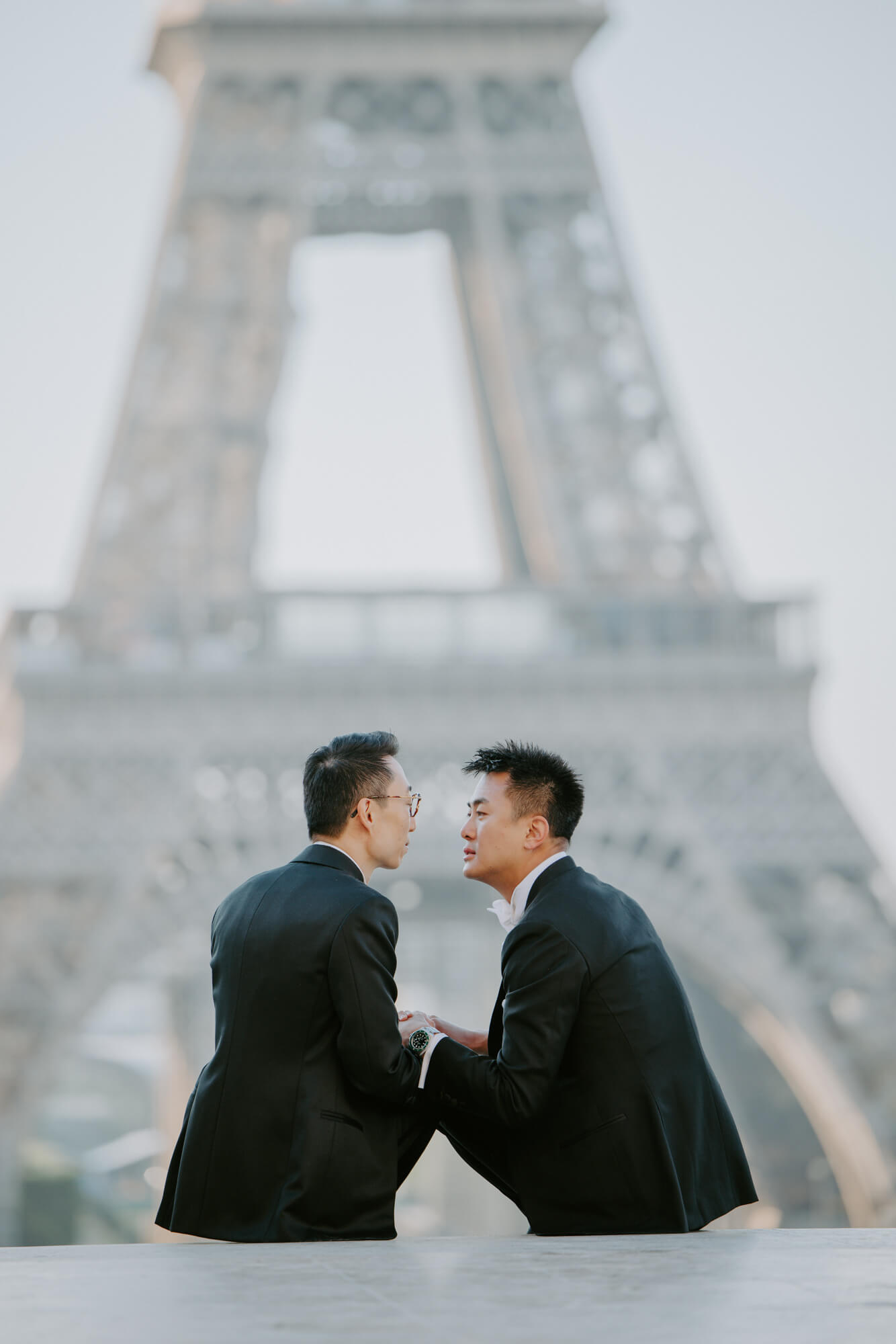 gay photographer_paris_france_rainbow_gay couple at the Eiffel Tower in paris_PhilArty
