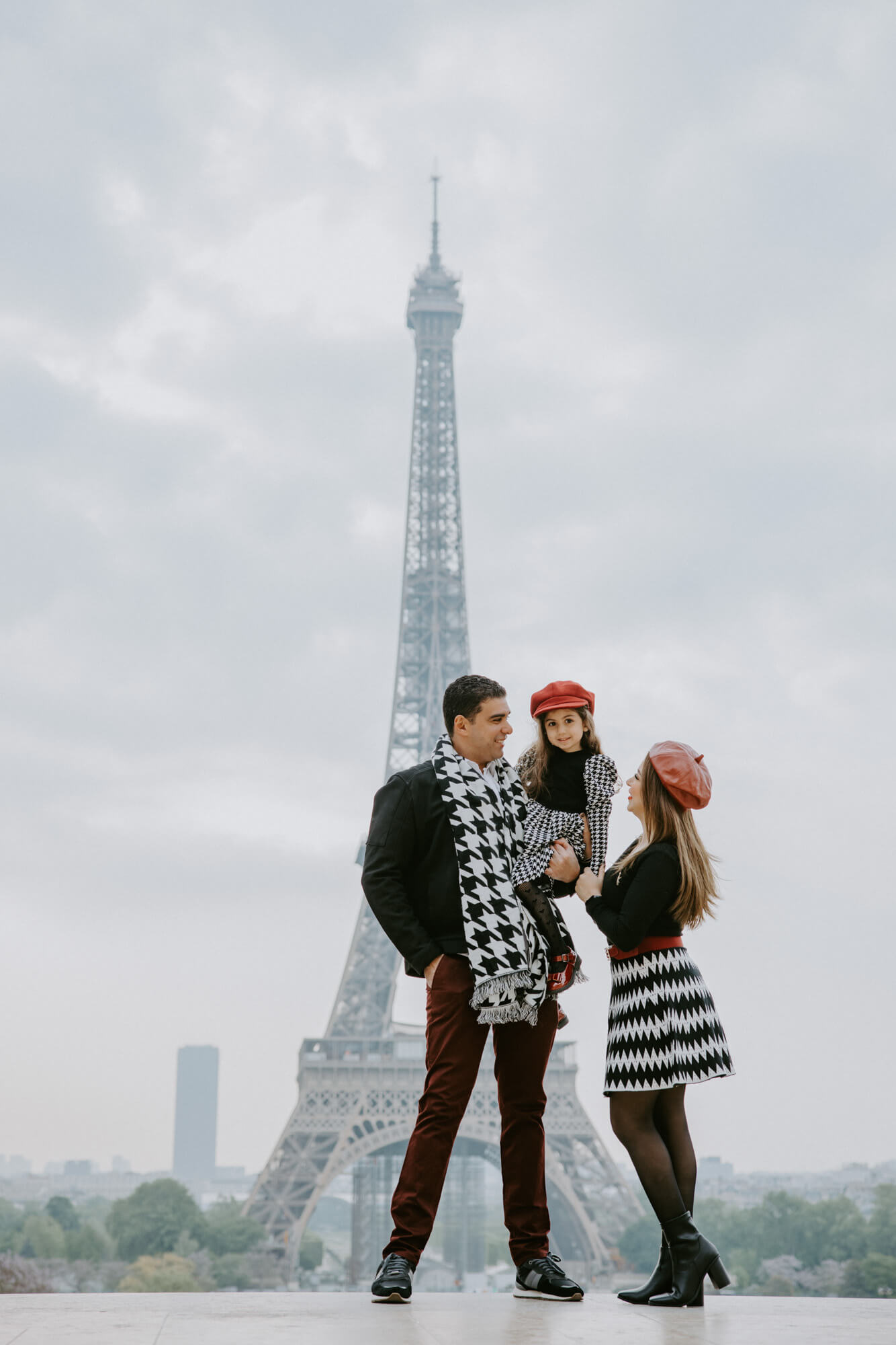 family_photographer_paris_france_family photos at the Eiffel Tower in paris_PhilArty