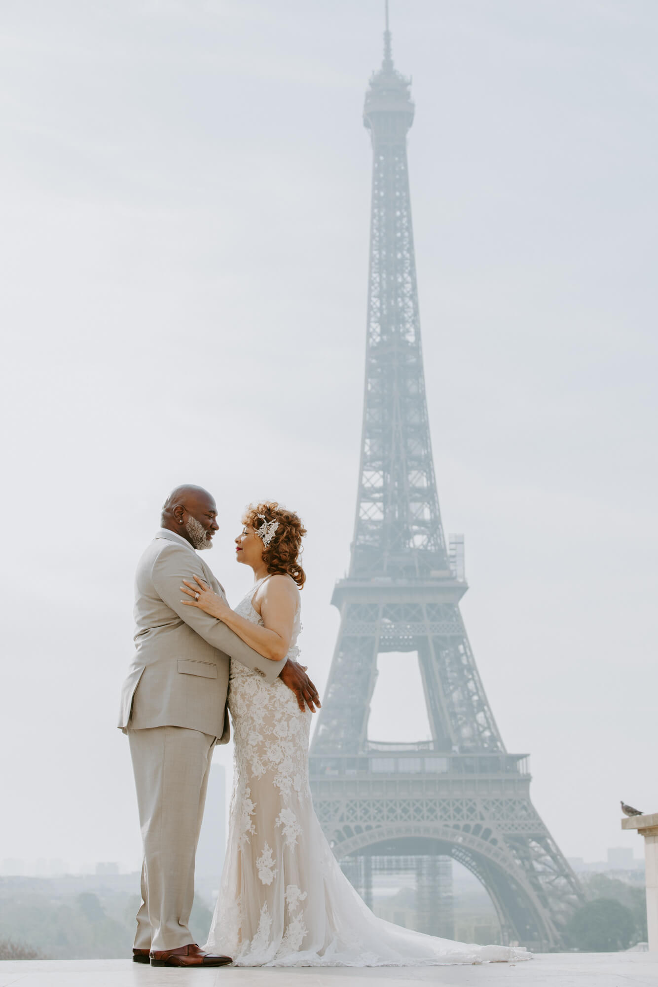 paris_wedding_photographer_paris_france_black couple at the Eiffel Tower in paris_PhilArty