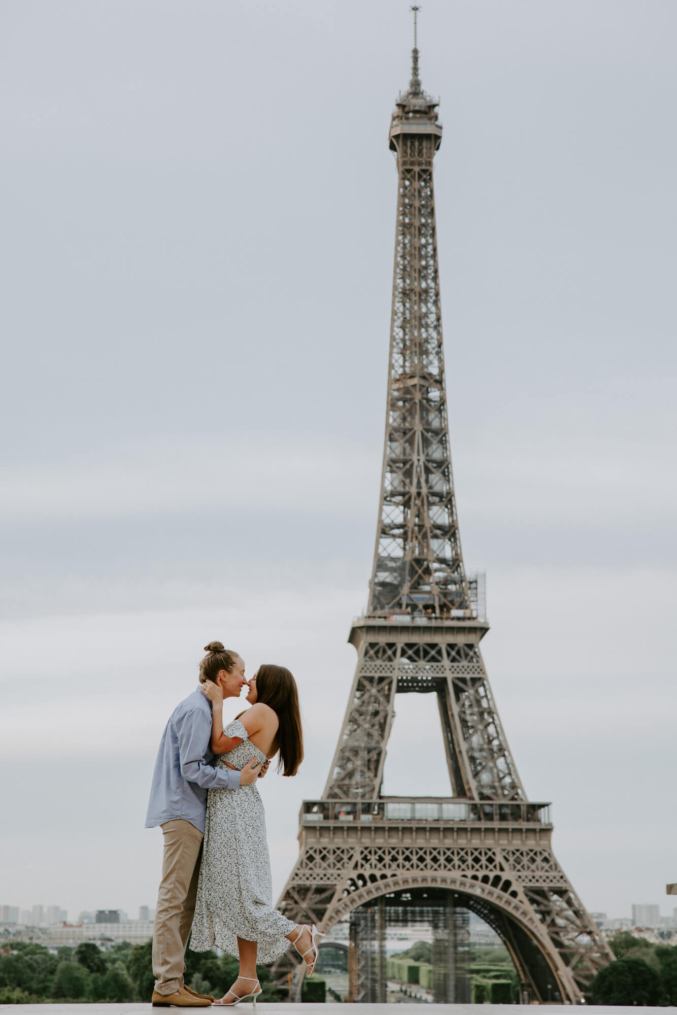 gay_photographer_paris_france_rainbow_lgbt couple at the Eiffel Tower in paris_PhilArty