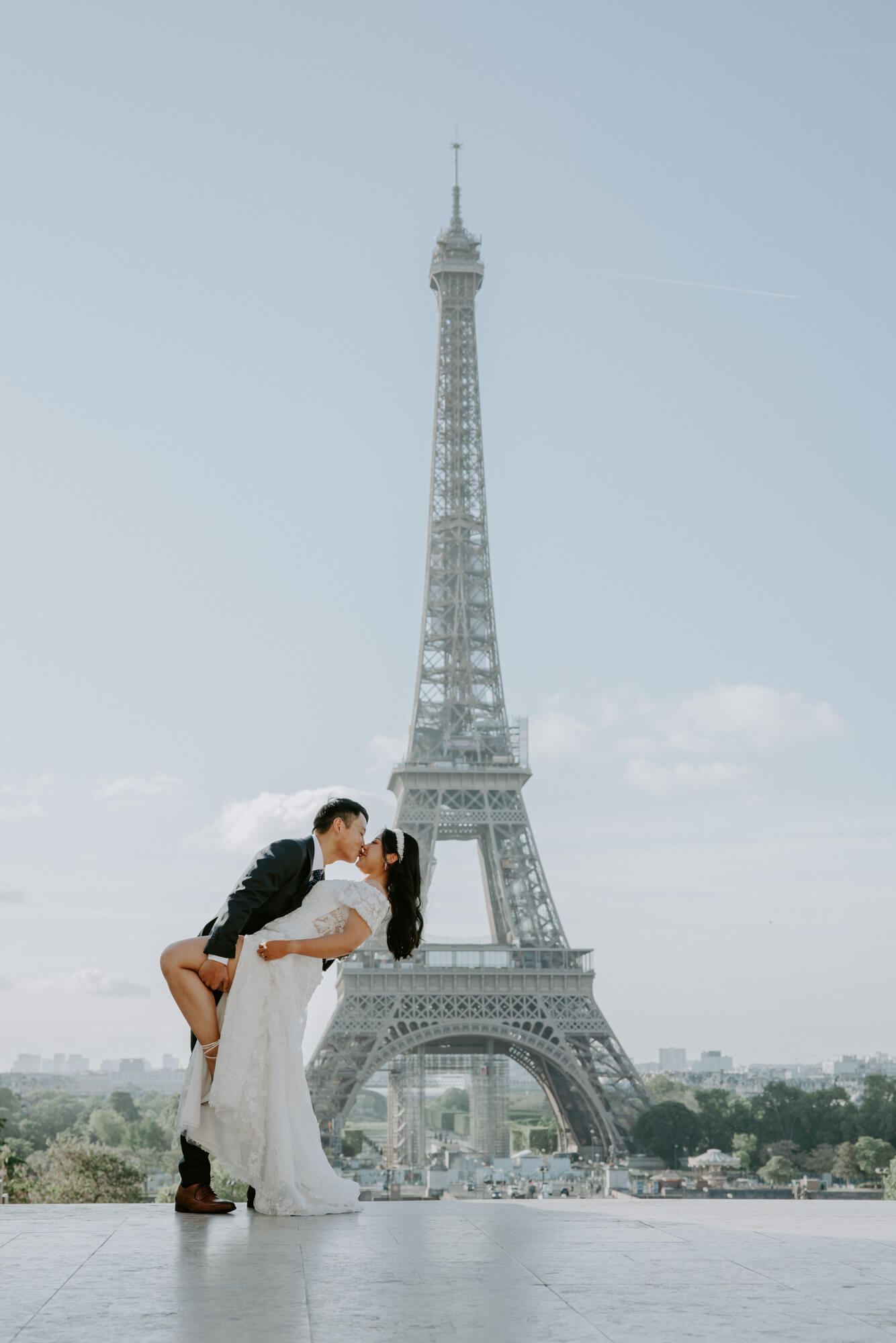 paris_engagement_photographer_paris_france_couple at the Eiffel Tower in paris_PhilArty