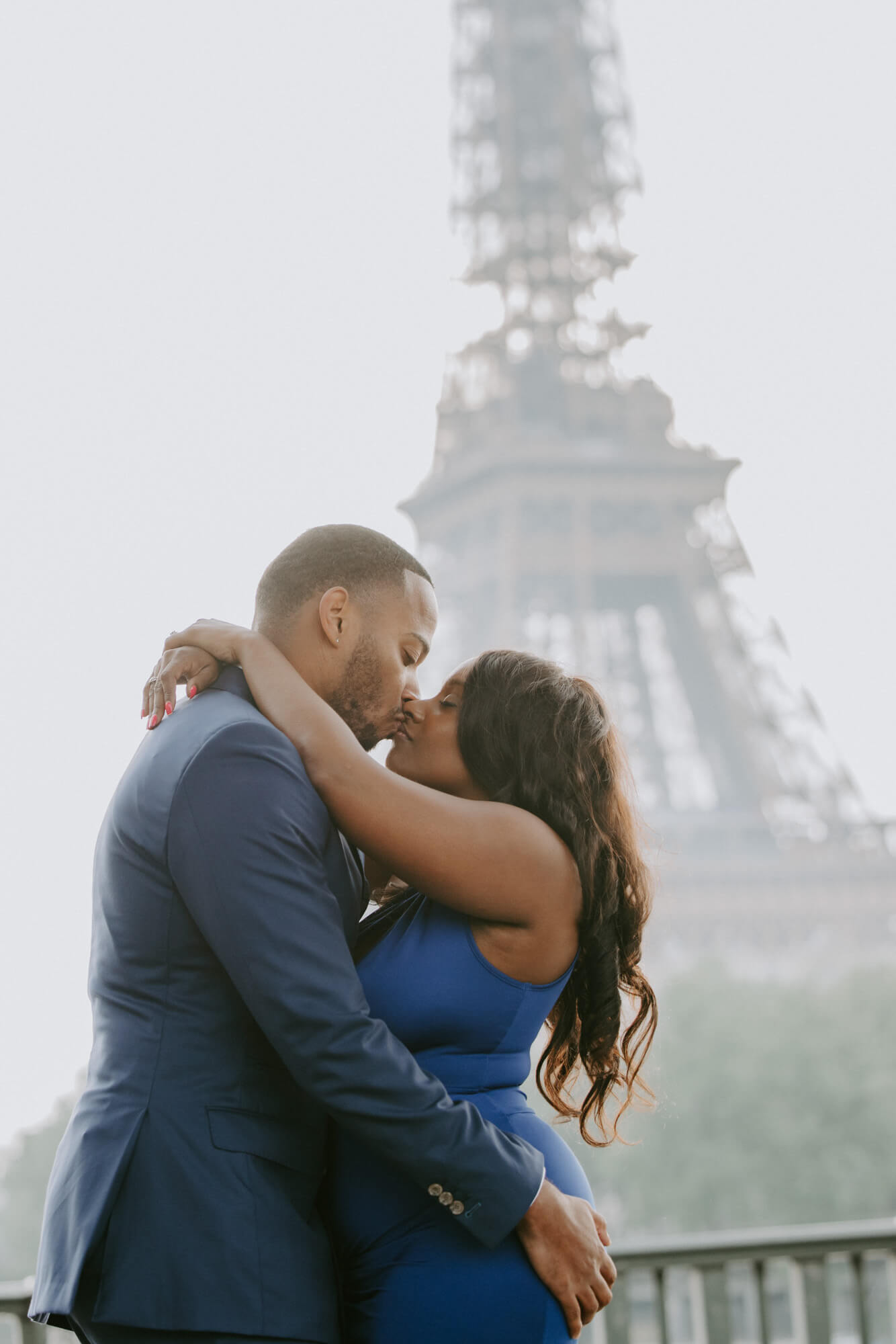 engagement_photographer_paris_france_black couple kissing at the Eiffel Tower in paris_PhilArty