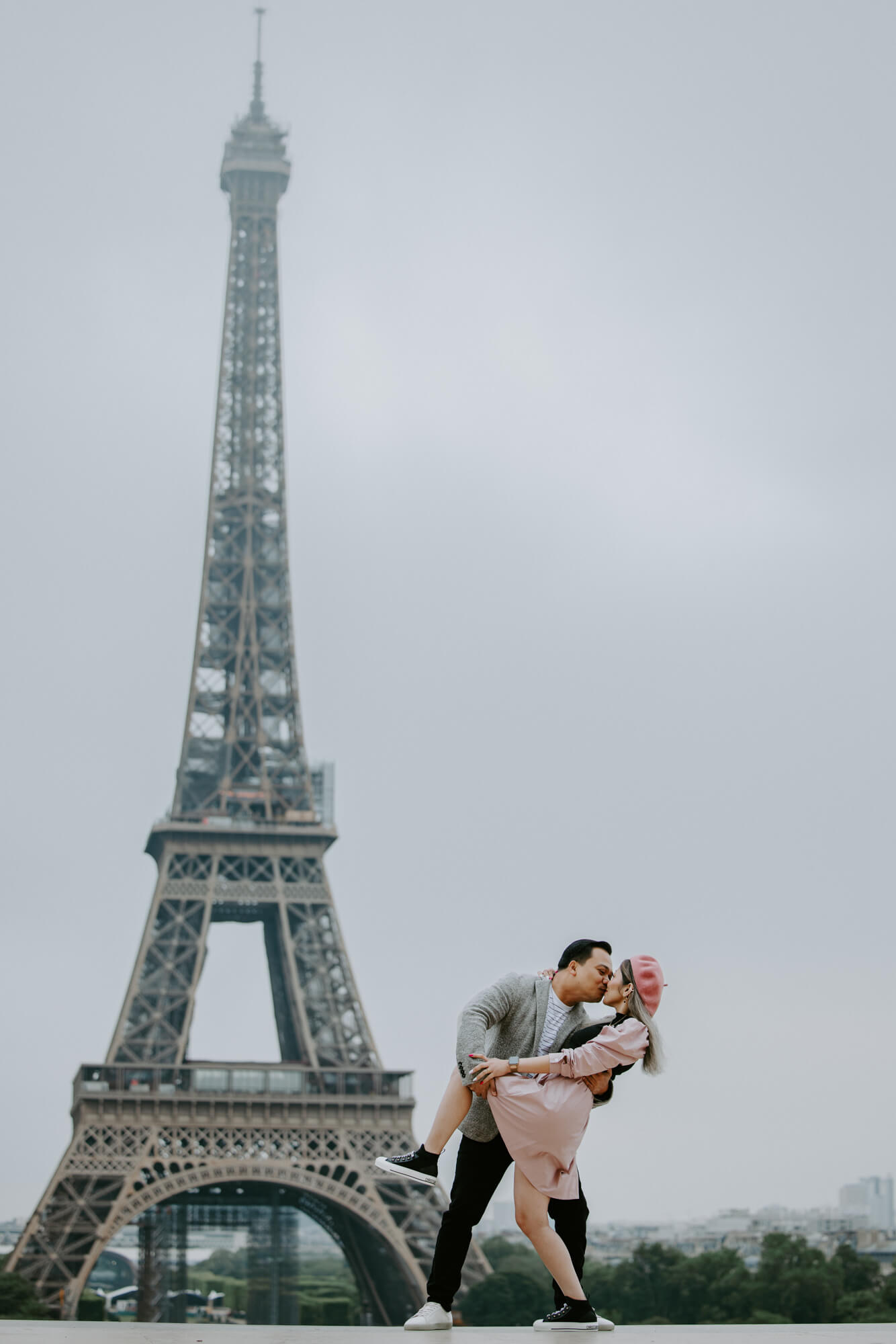 engagement_photos_paris_france_couple kissing at the Eiffel Tower in paris_PhilArty