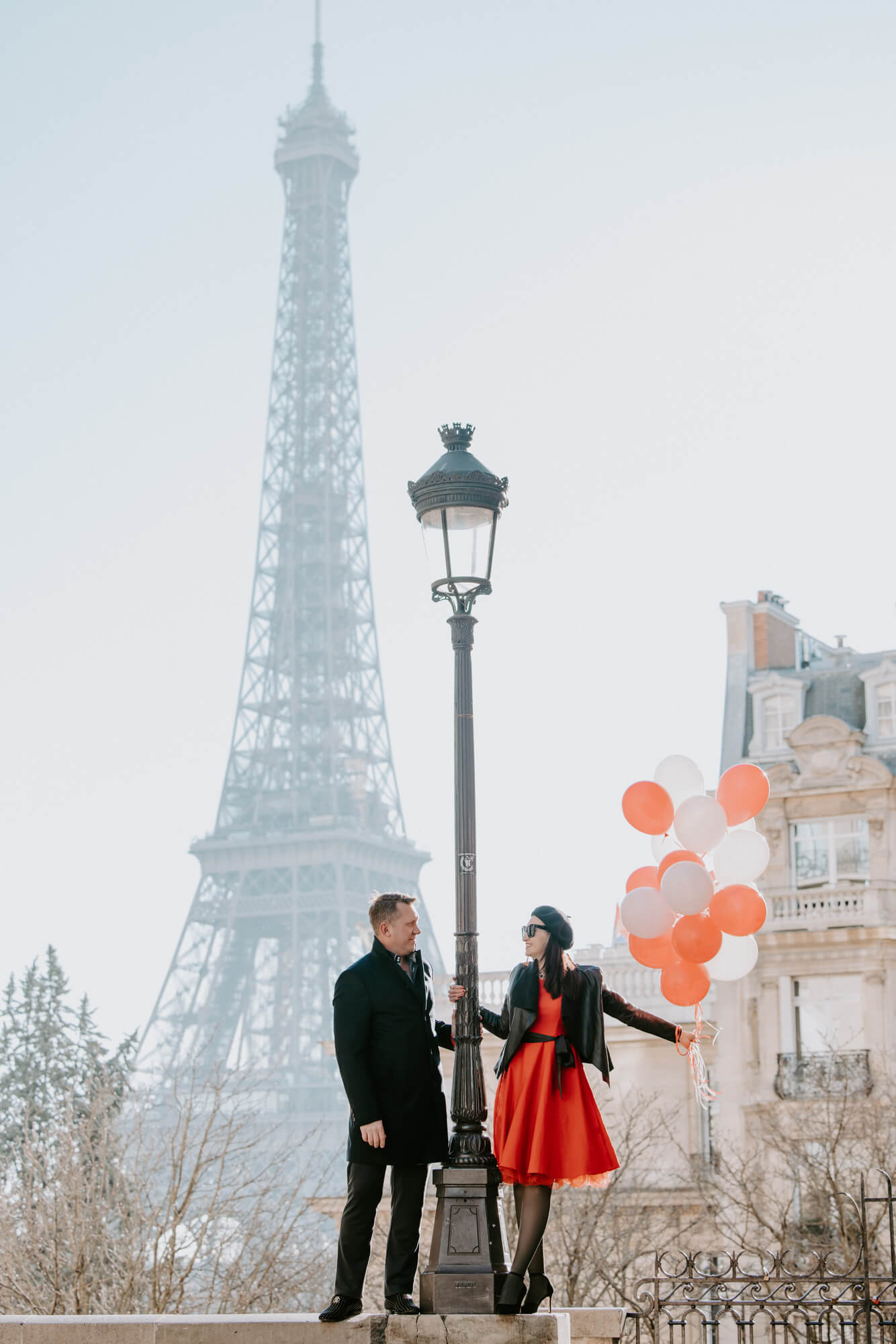 paris_engagement_photographer_paris_france_couple with balloons at the Eiffel Tower in paris_PhilArty