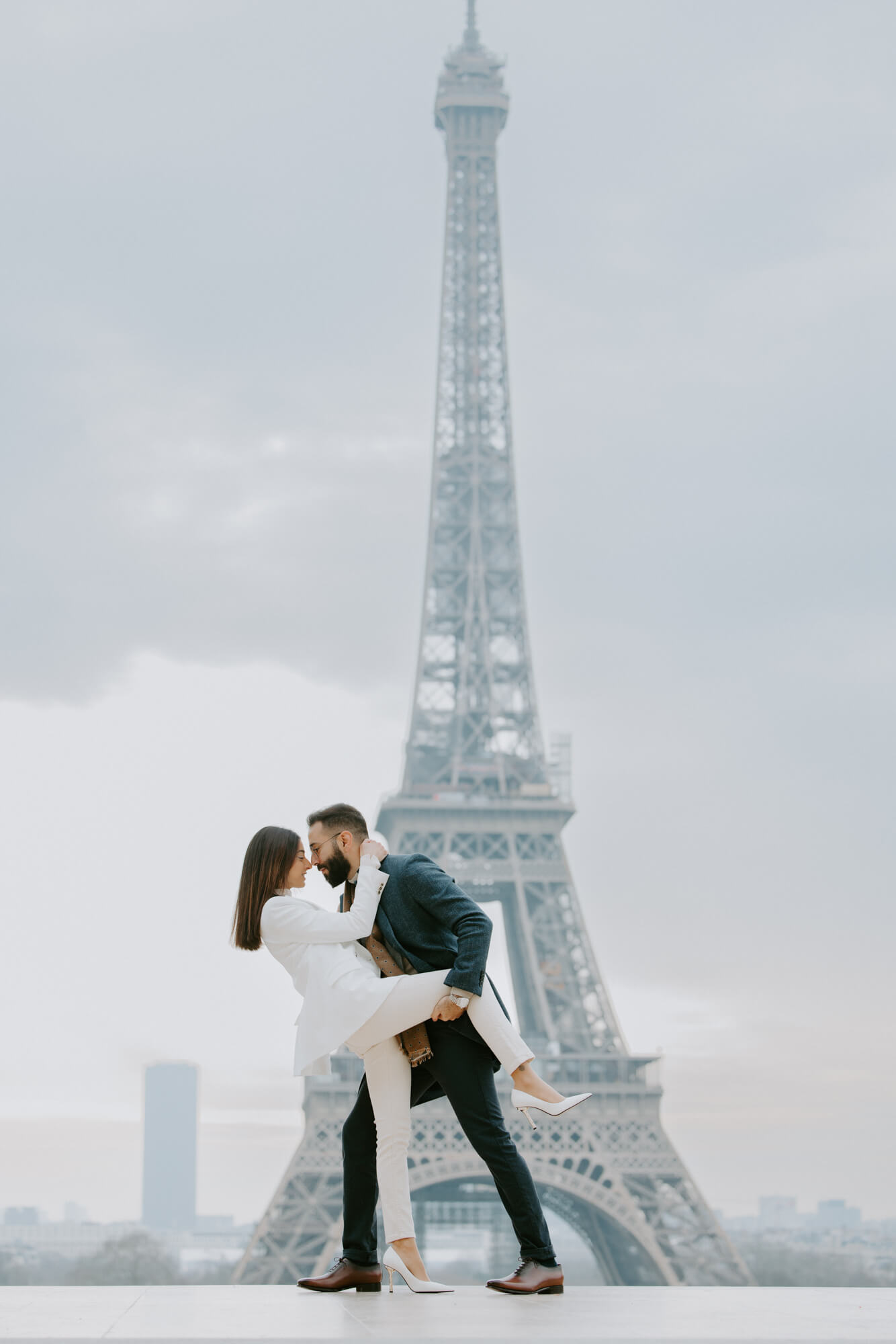 paris_elopement_photographer_paris_france_couple at the Eiffel Tower in paris_PhilArty