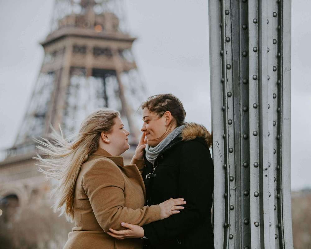 Photoshoot at the Bir Hakeim Bridge. Iconic views of Paris.