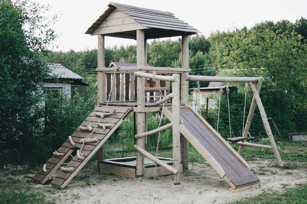 Деревянная детская площадка. Игровой комплекс из шести зон.