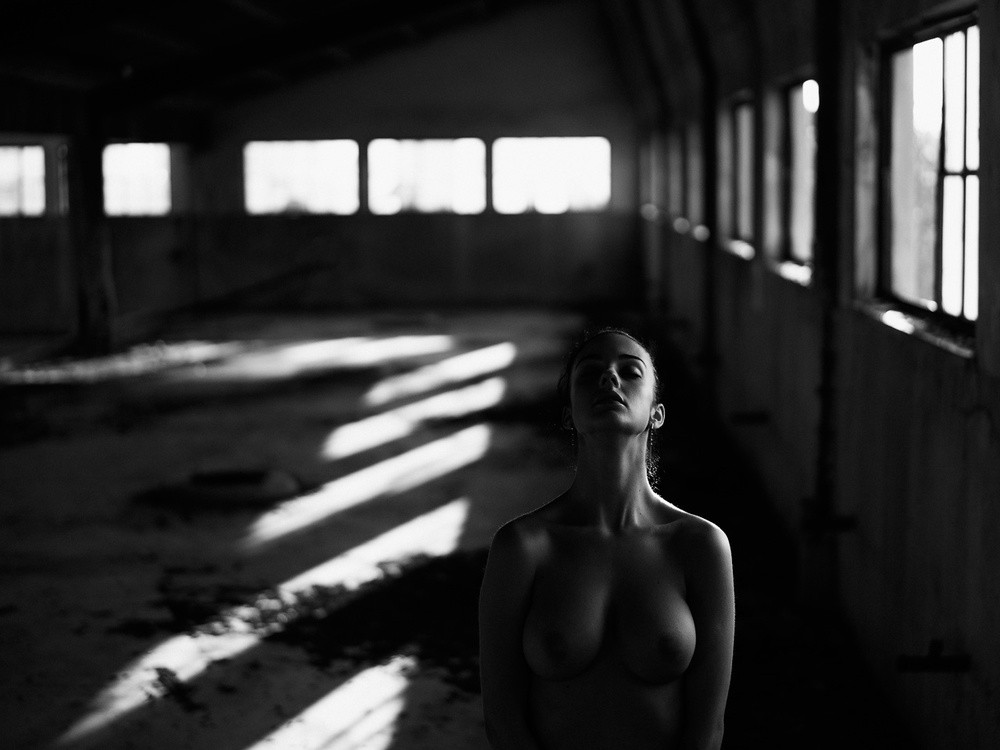 Nude (18+)