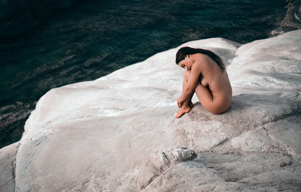 Nude (18+)