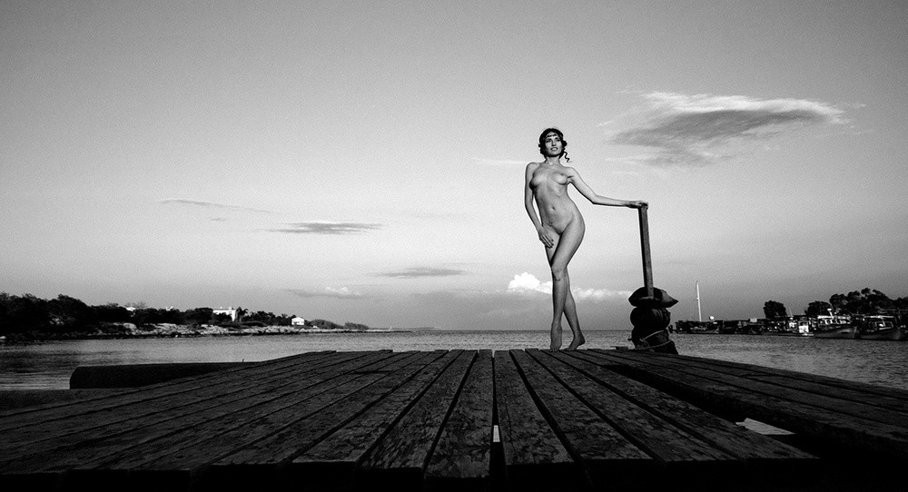 Nude (18+)