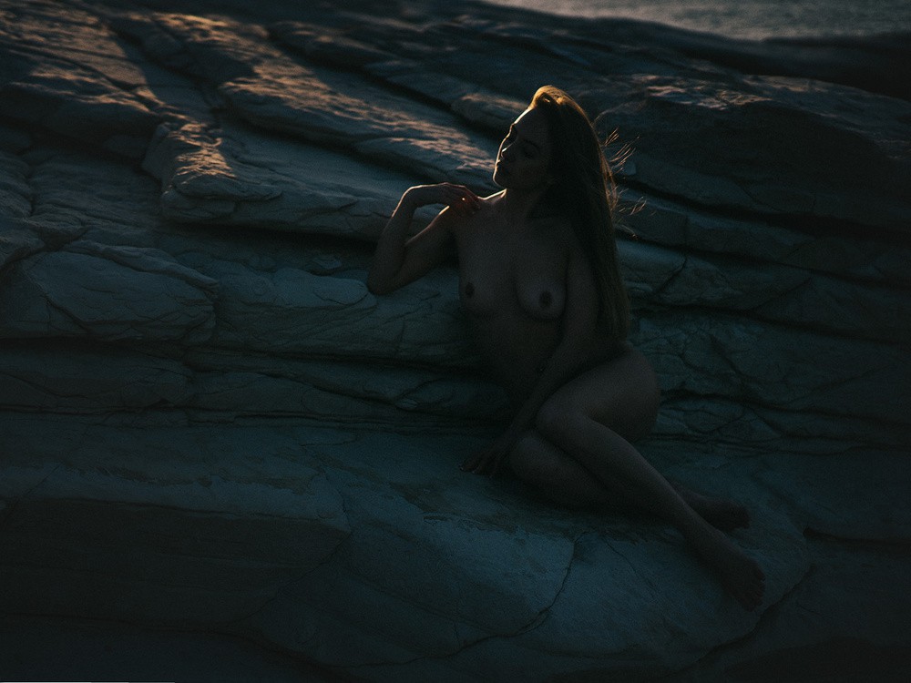 Nude (18+)