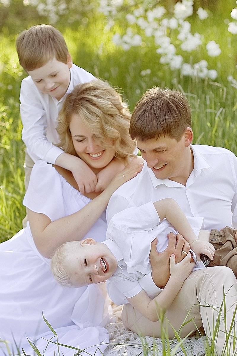 День семей имеющих сыновей. Фотосессия семьи на природе. Семейная фотосессия с ребенком. Счастливая семья на природе. Семья в саду.