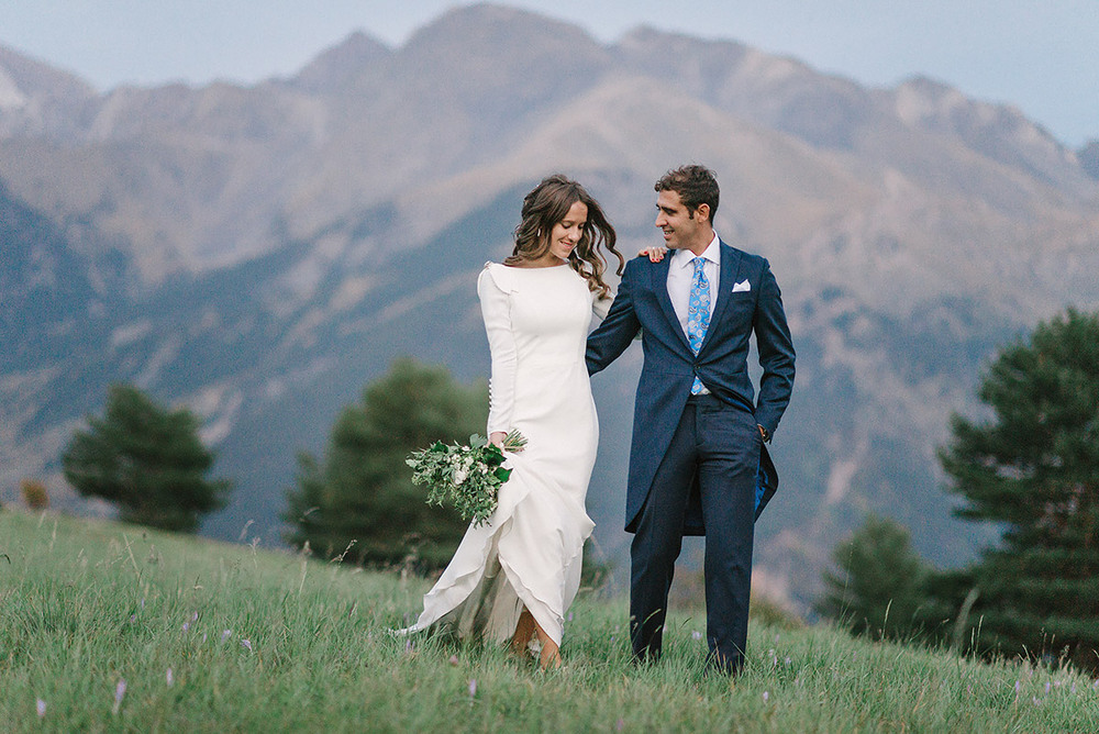 Romántica boda del malo de la serie 'El Barco' en los Pirineos