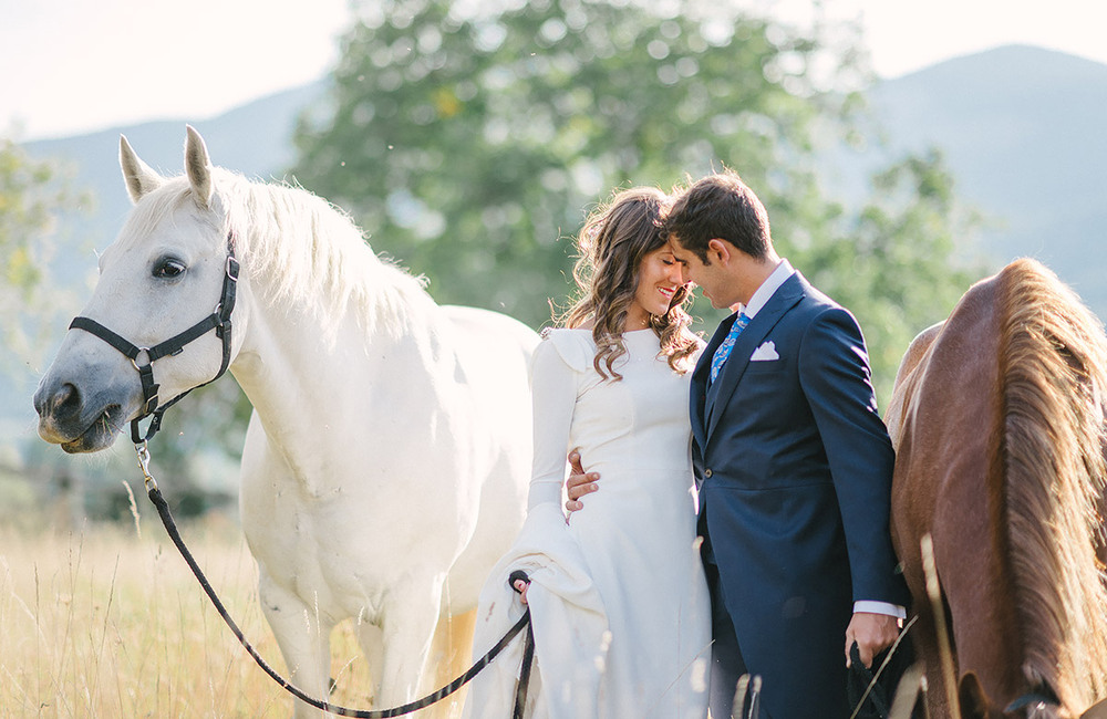 Romántica boda del malo de la serie 'El Barco' en los Pirineos